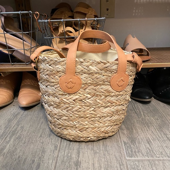 Universal Thread Handbags - NEW Universal Thread Round Straw Bucket Bag